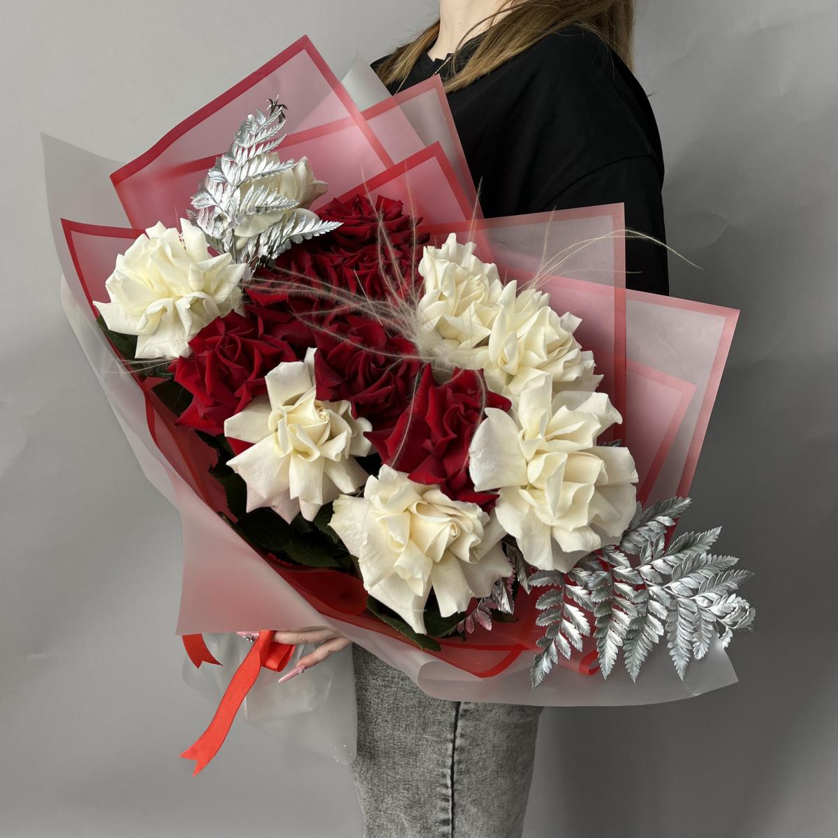 Букет с белыми и красными розами и папоротниками