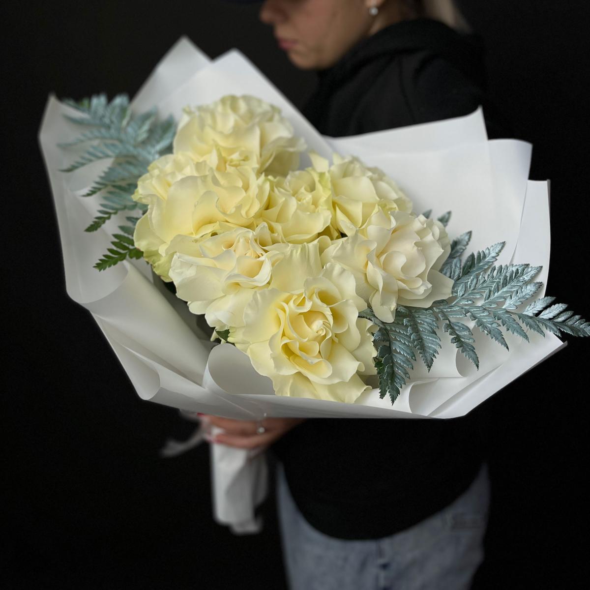 7 белых французских роз