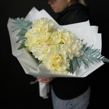 7 белых французских роз