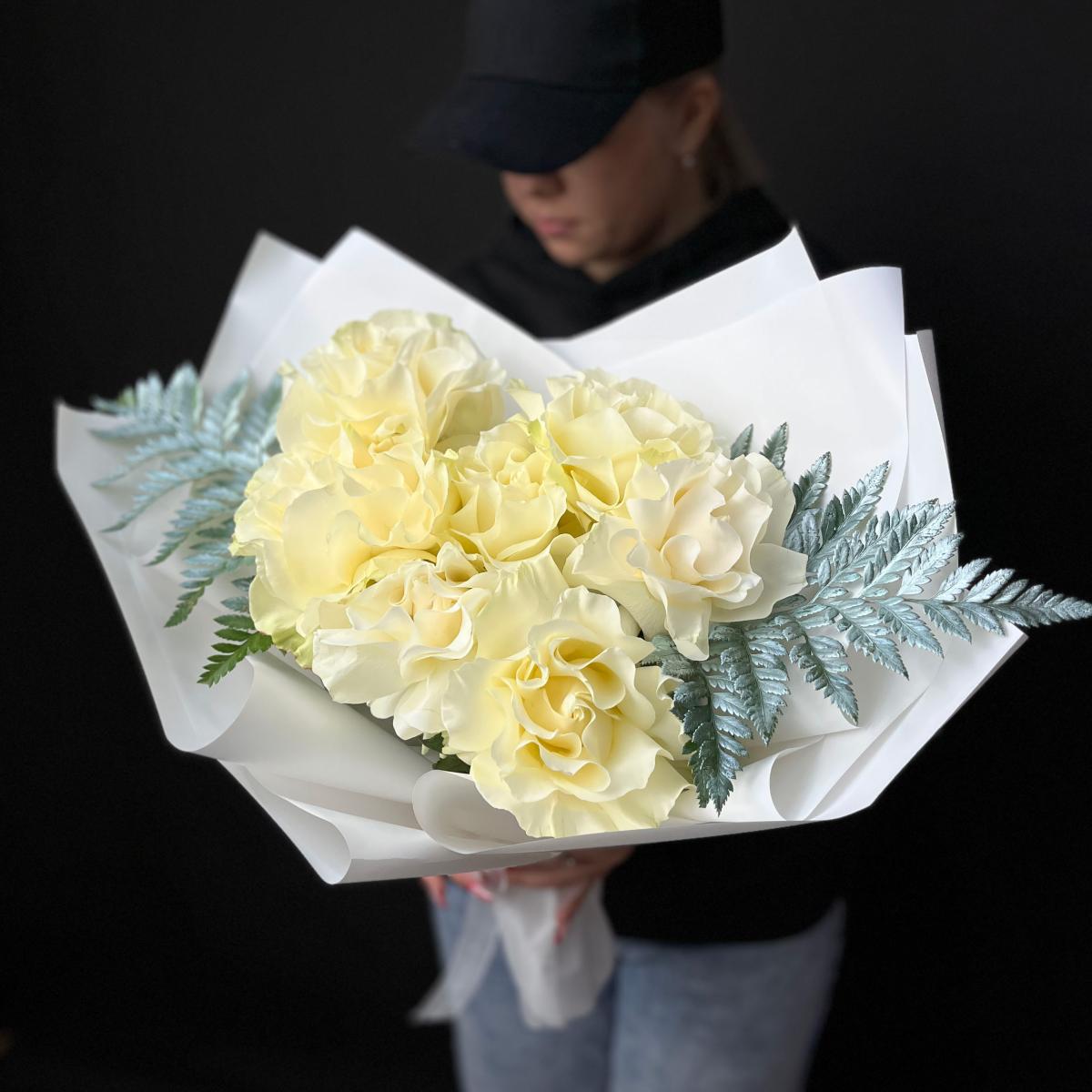 7 белых французских роз