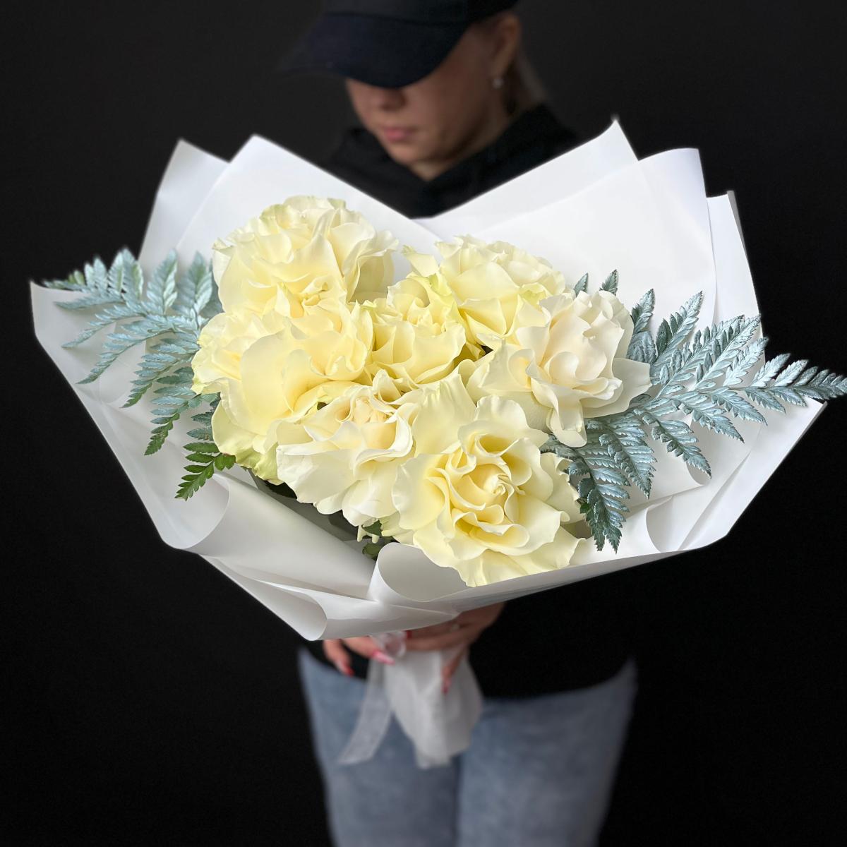 7 белых французских роз