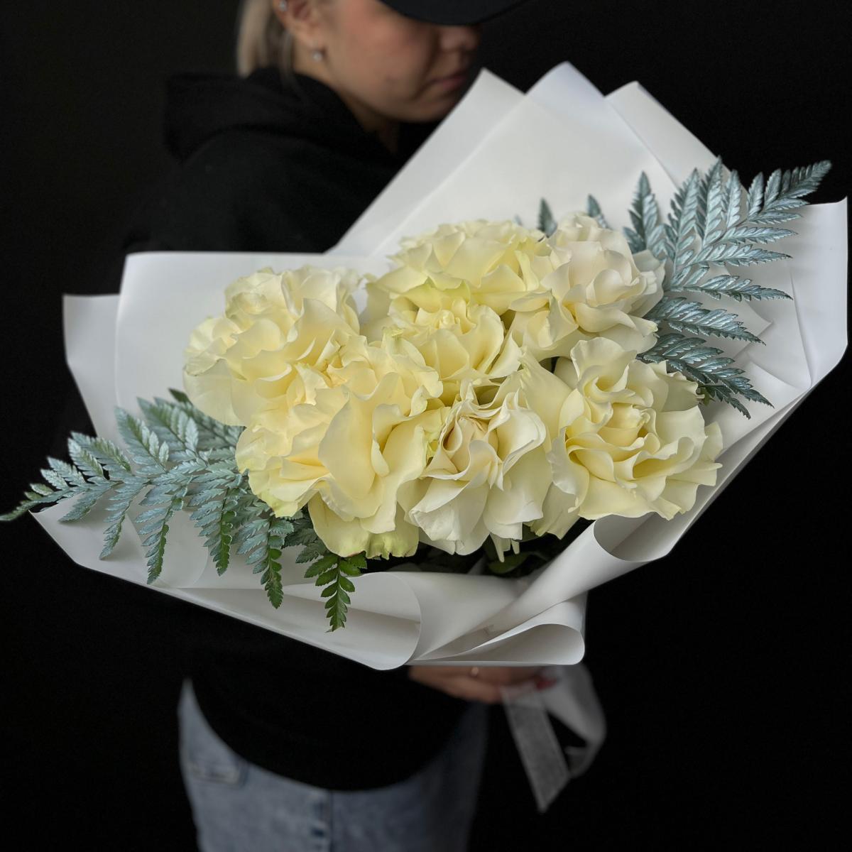 7 белых французских роз