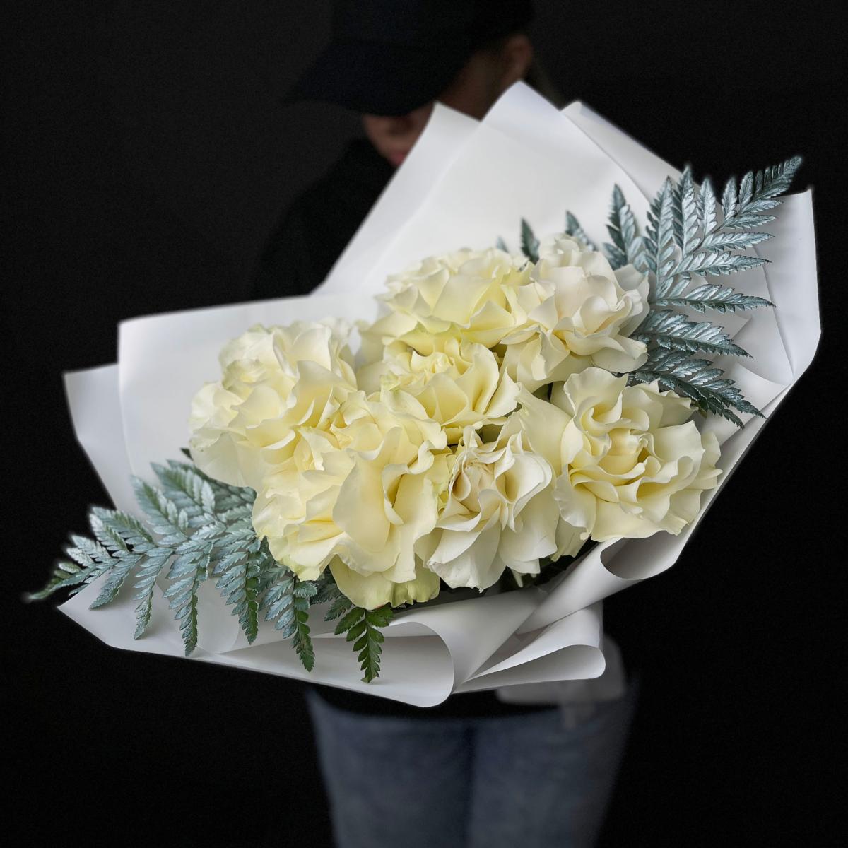 7 белых французских роз