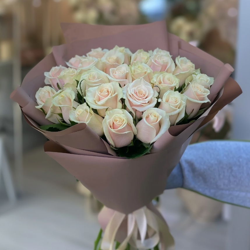 25 кремовых роз