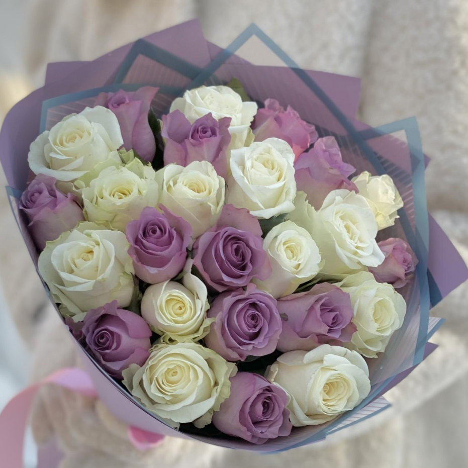 27 лилово-белых роз