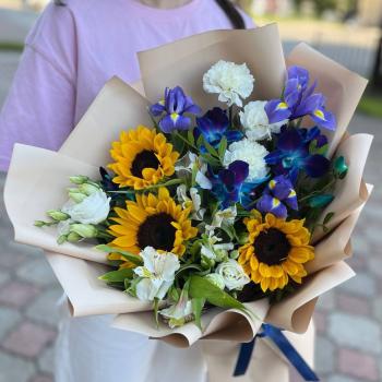 Букет с подсолнухами, альстромериями и ирисами