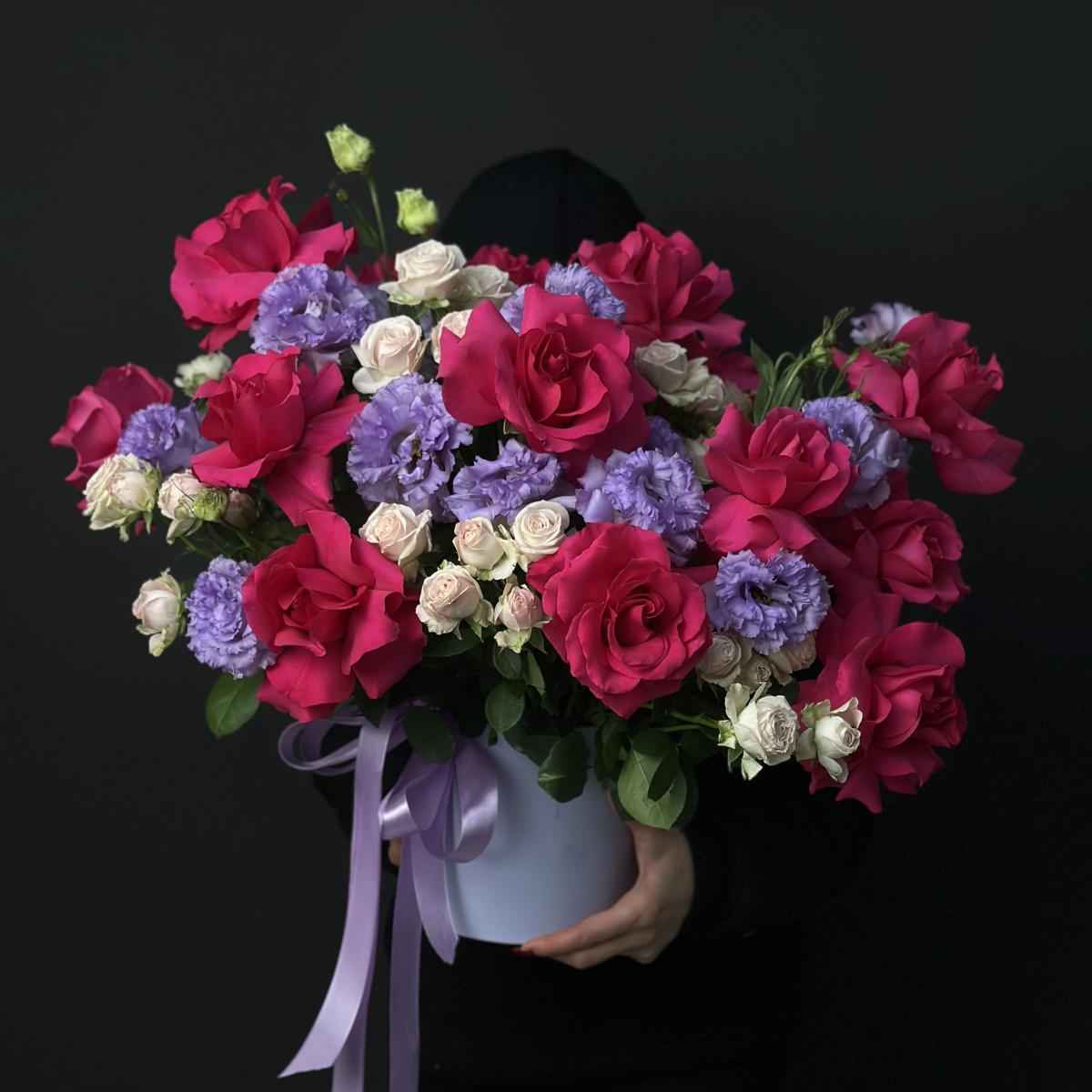 Коробка с розовыми розами и лизиантусами