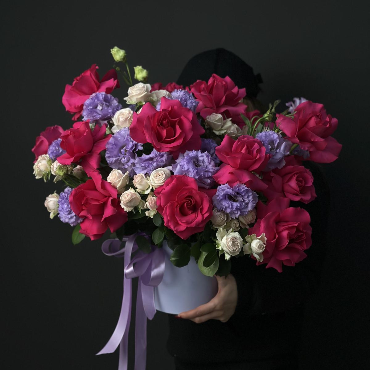 Коробка с розовыми розами и лизиантусами