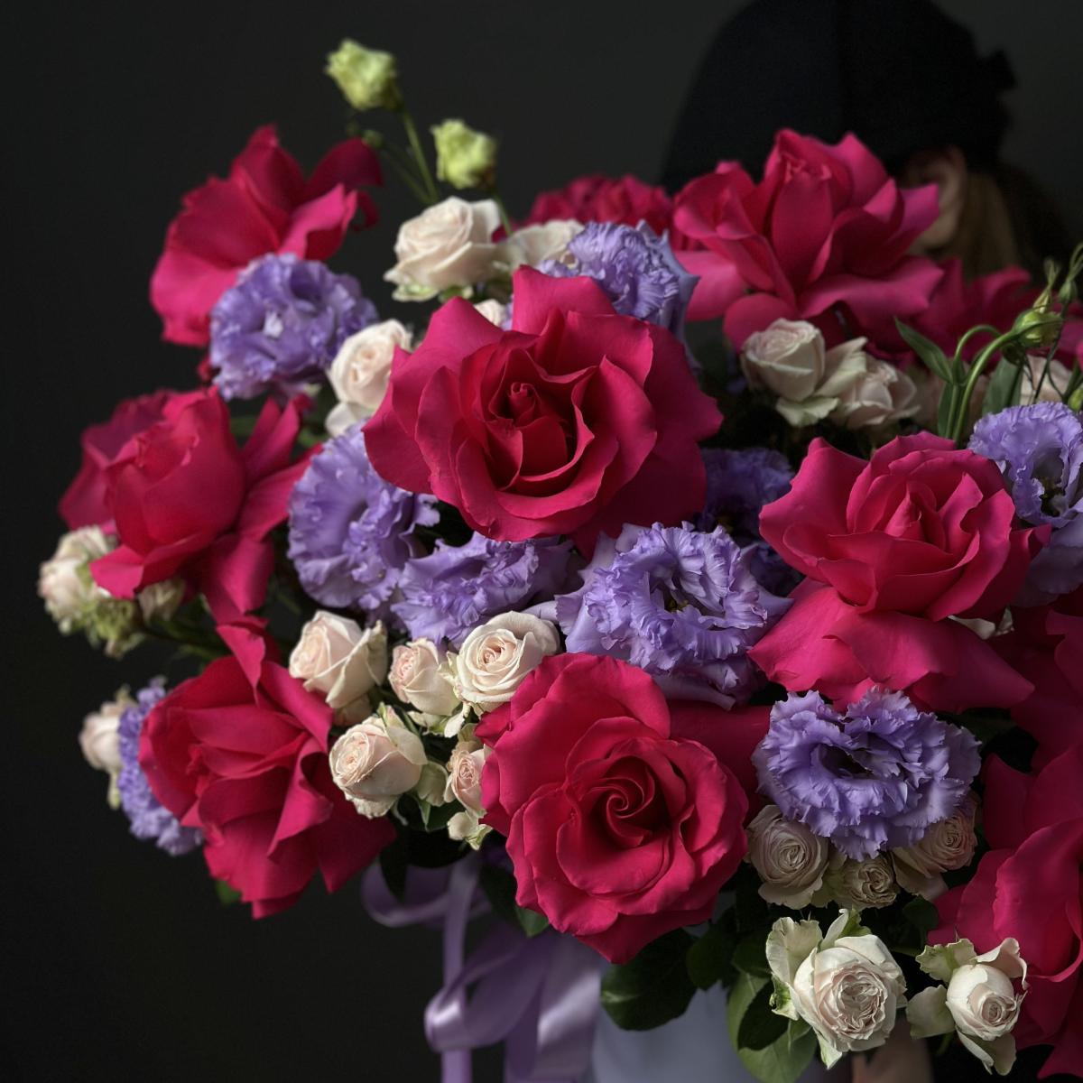 Коробка с розовыми розами и лизиантусами