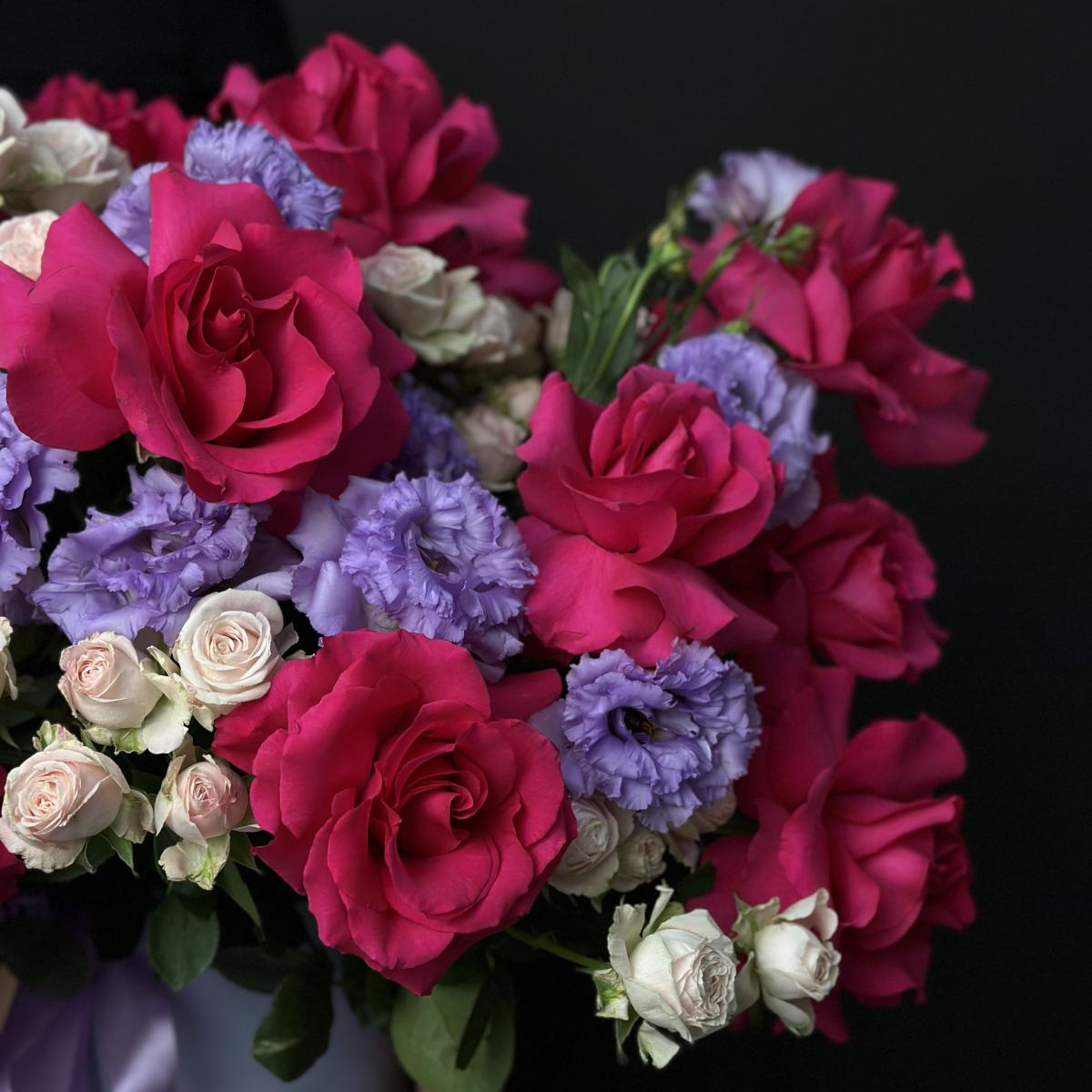 Коробка с розовыми розами и лизиантусами