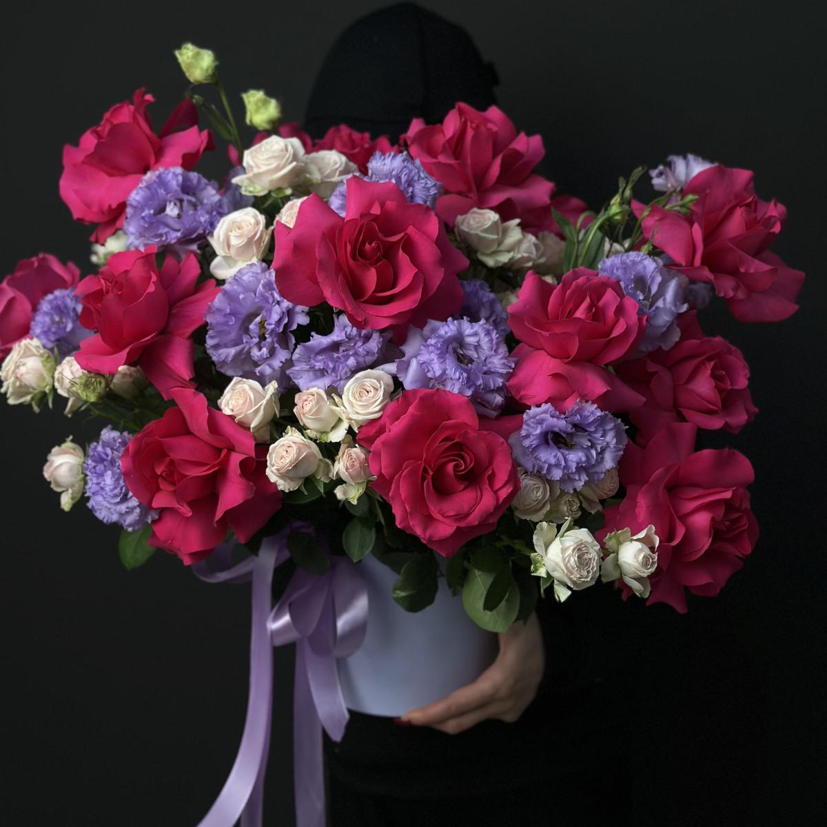 Коробка с розовыми розами и лизиантусами