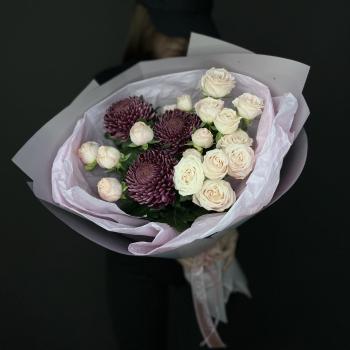 Хризантемы с белыми кустовыми розами