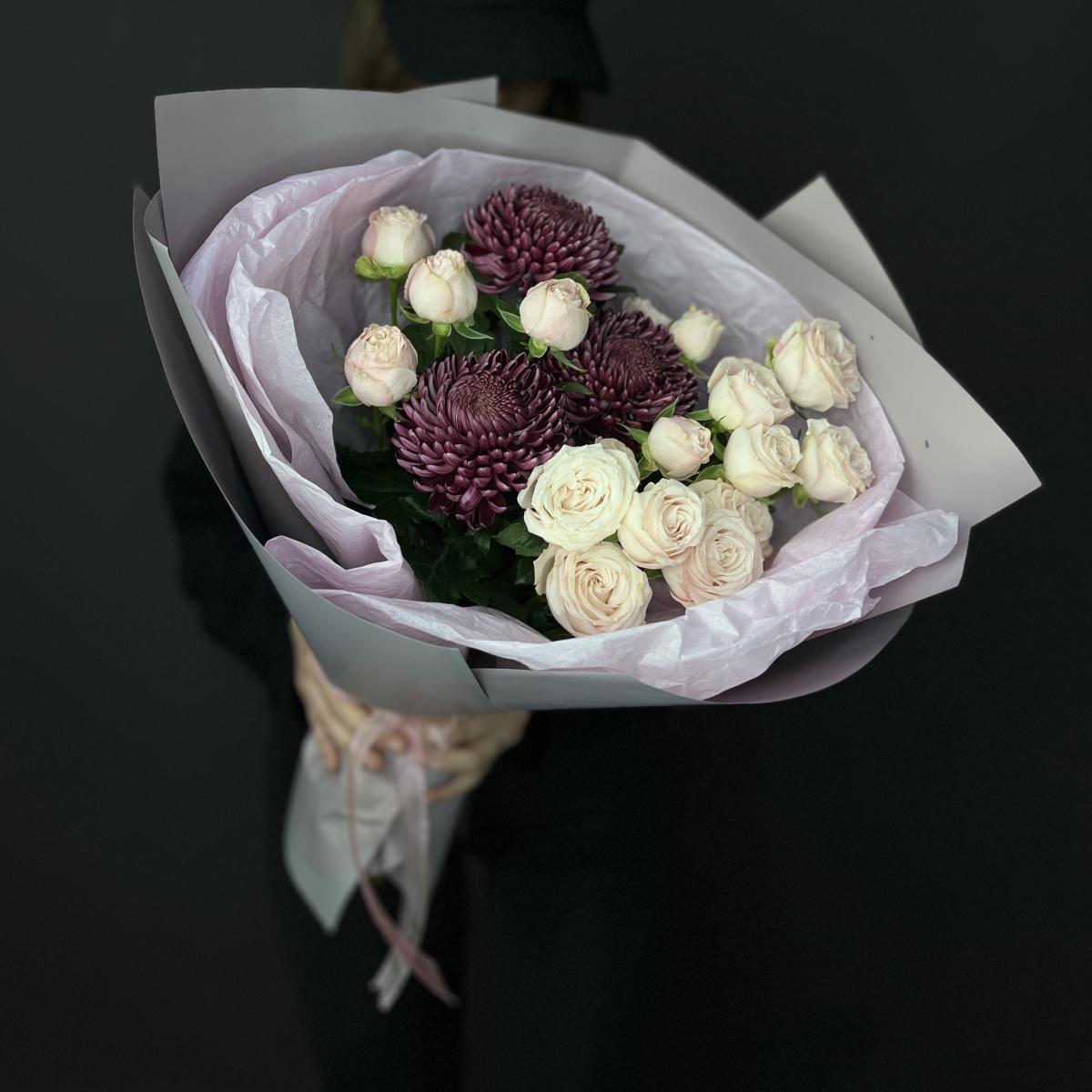 Хризантемы с белыми кустовыми розами