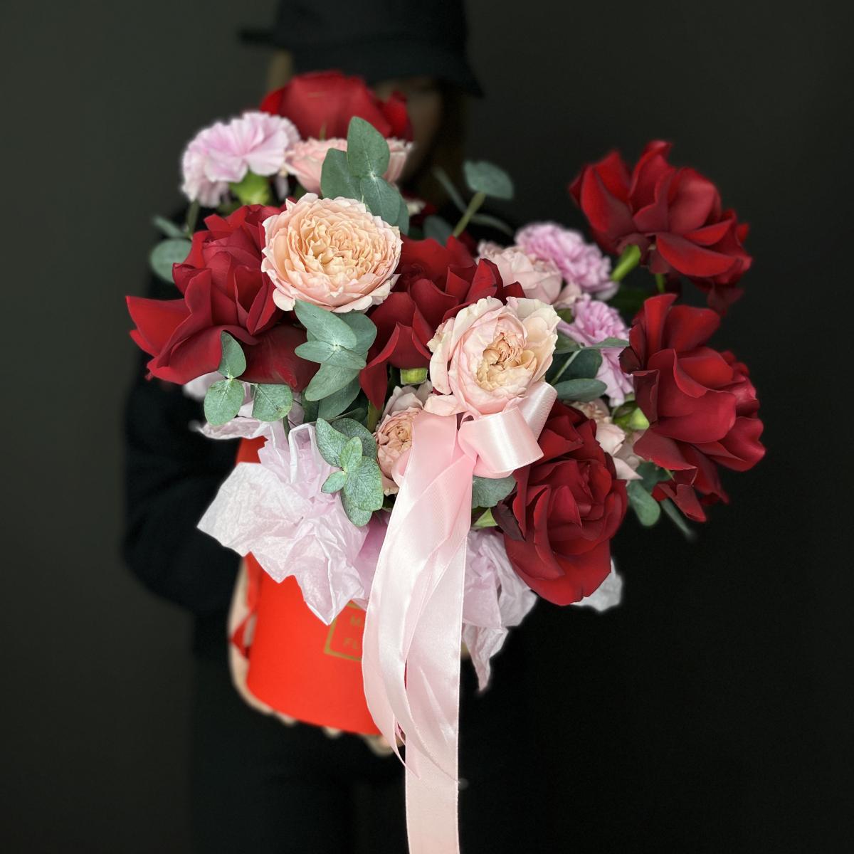 Французские розы с гвоздиками в коробке