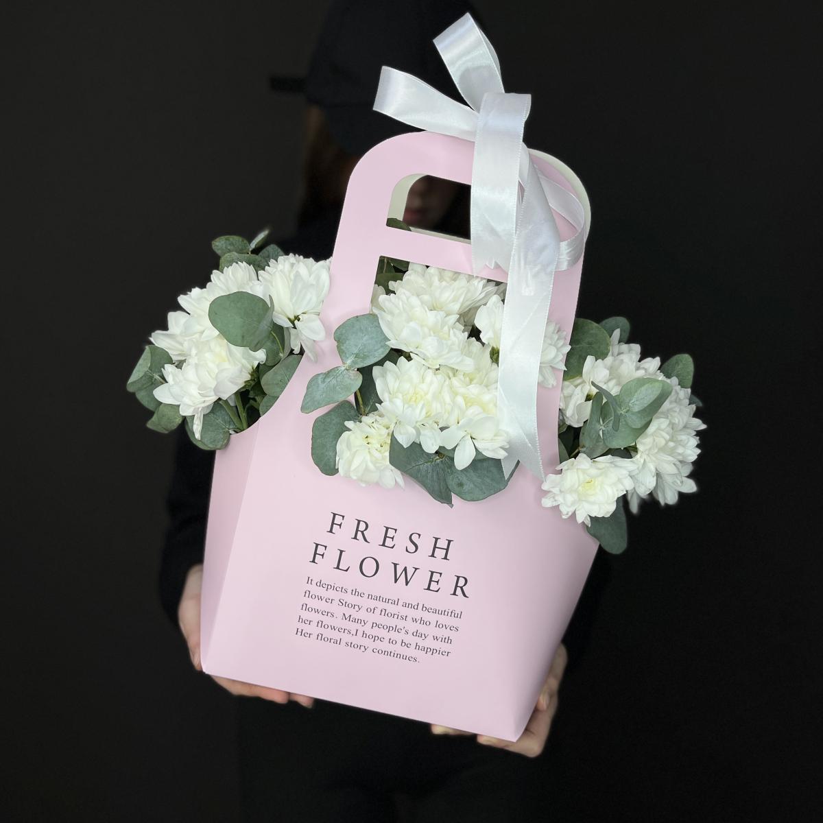 Белые хризантемы в сумочке