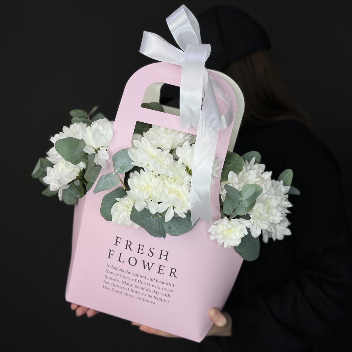 Белые хризантемы в сумочке