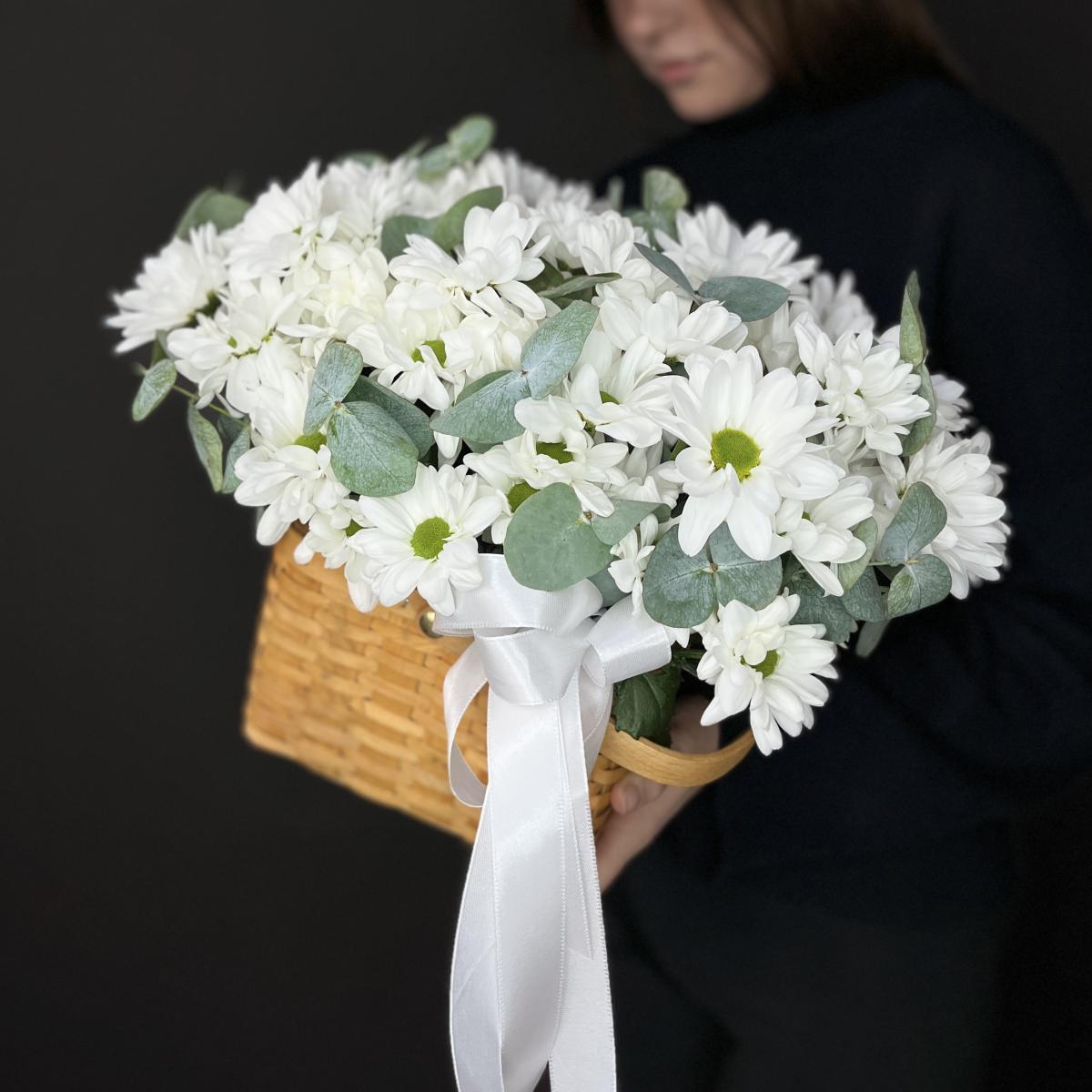 7 хризантем в корзине