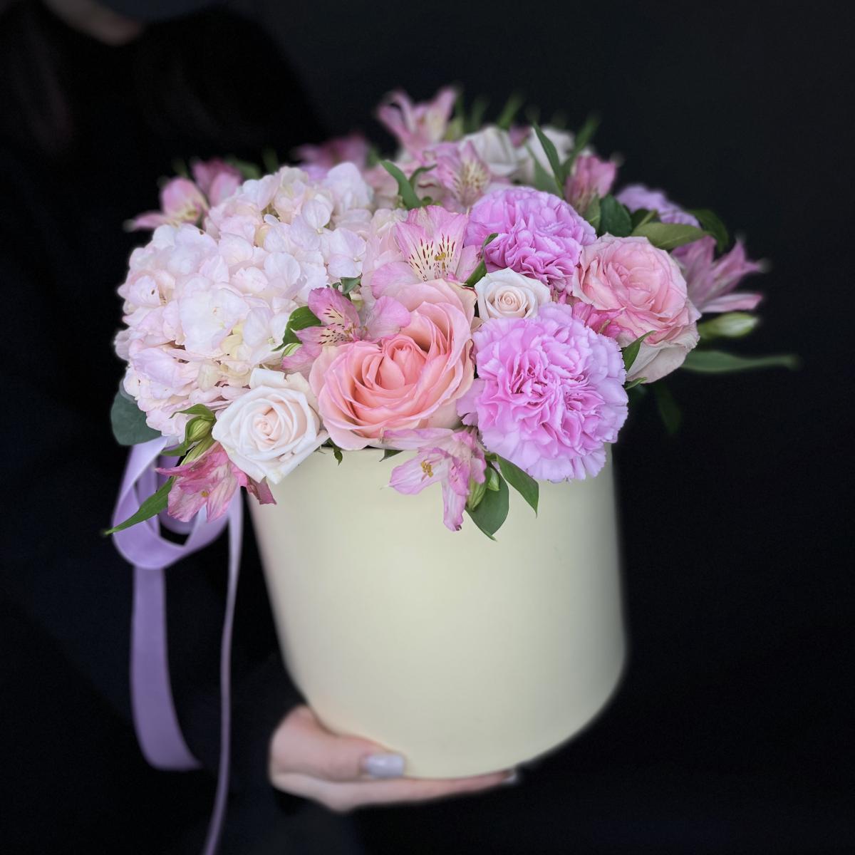 Коробка с гортензией и гвоздиками