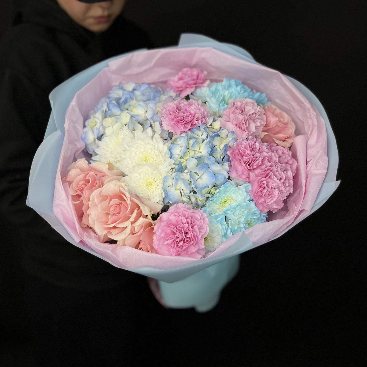 Букет с голубой гортензией, розами и хризантемами