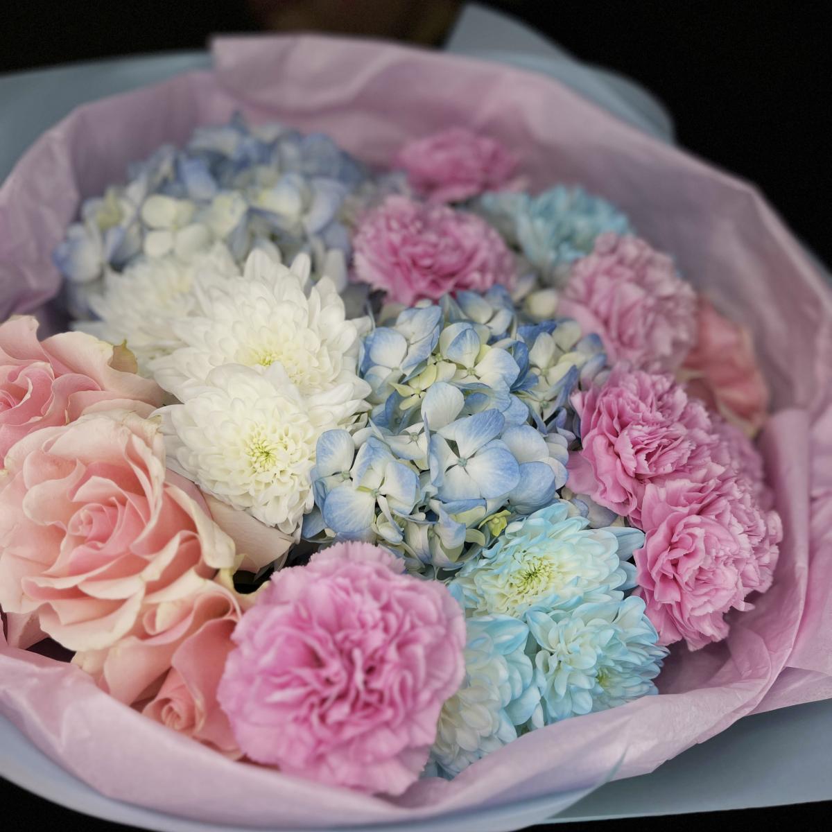 Букет с голубой гортензией, розами и хризантемами