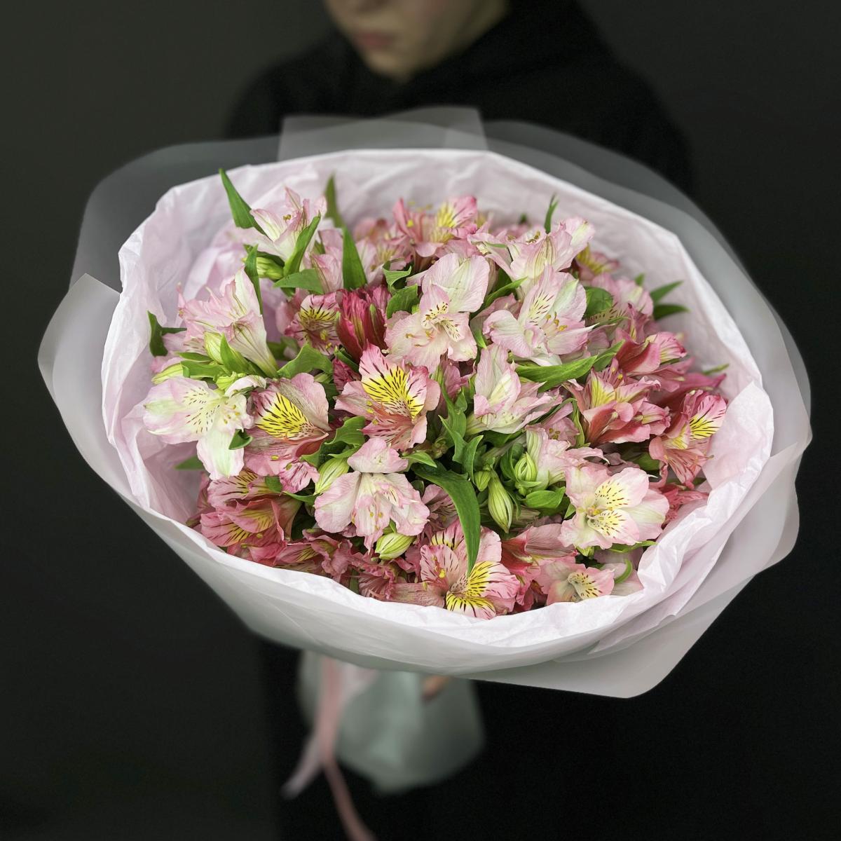 11 розовых альстромерий