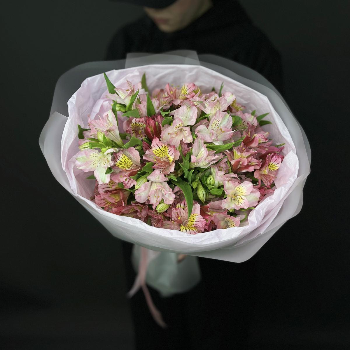 11 розовых альстромерий