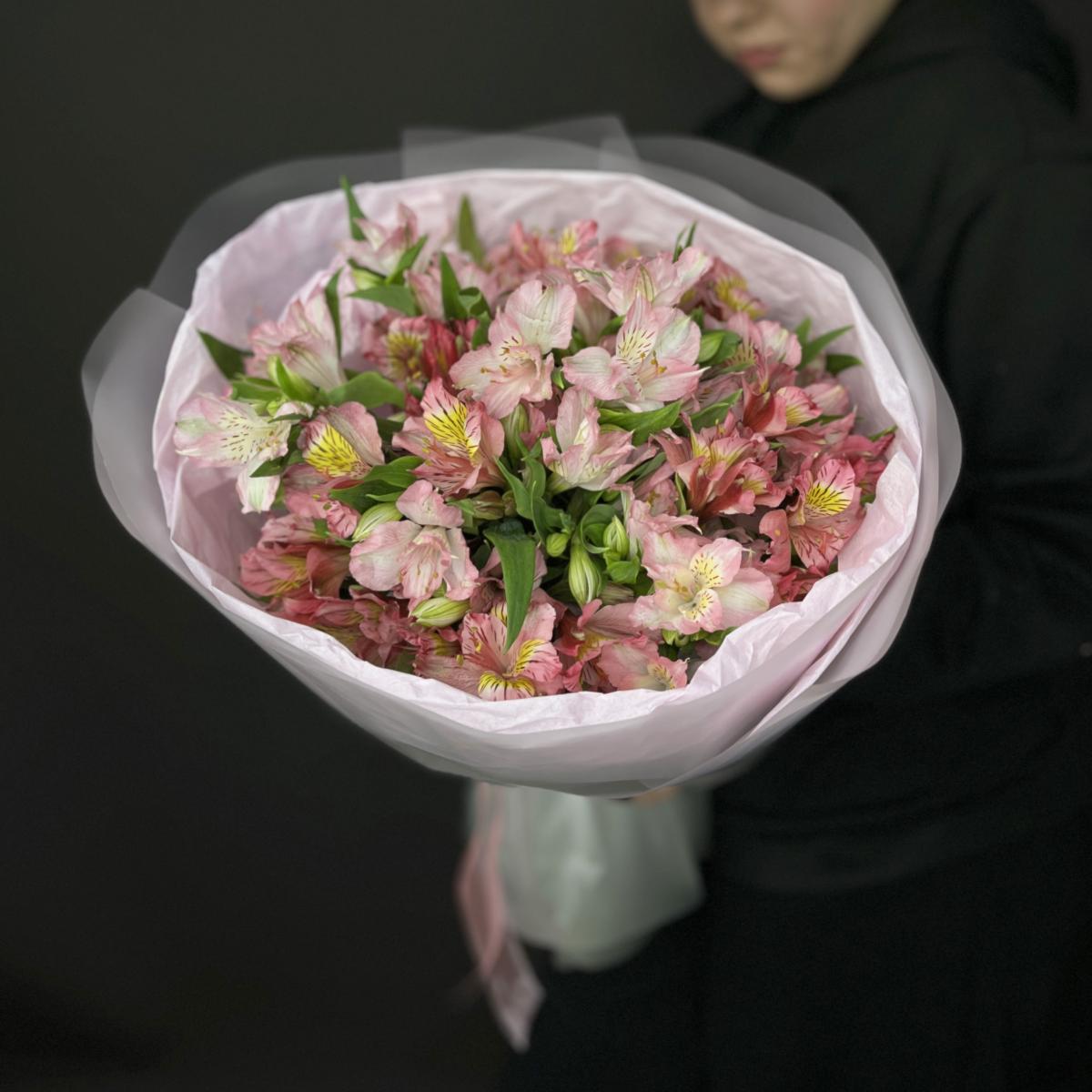 11 розовых альстромерий