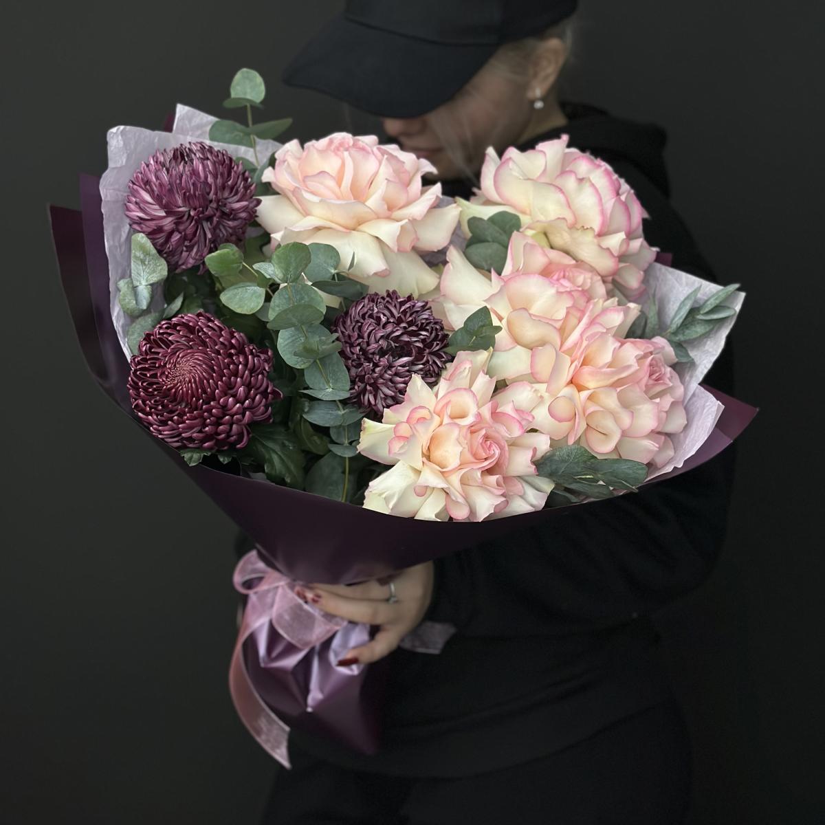 5 роз с бордовыми хризантемами