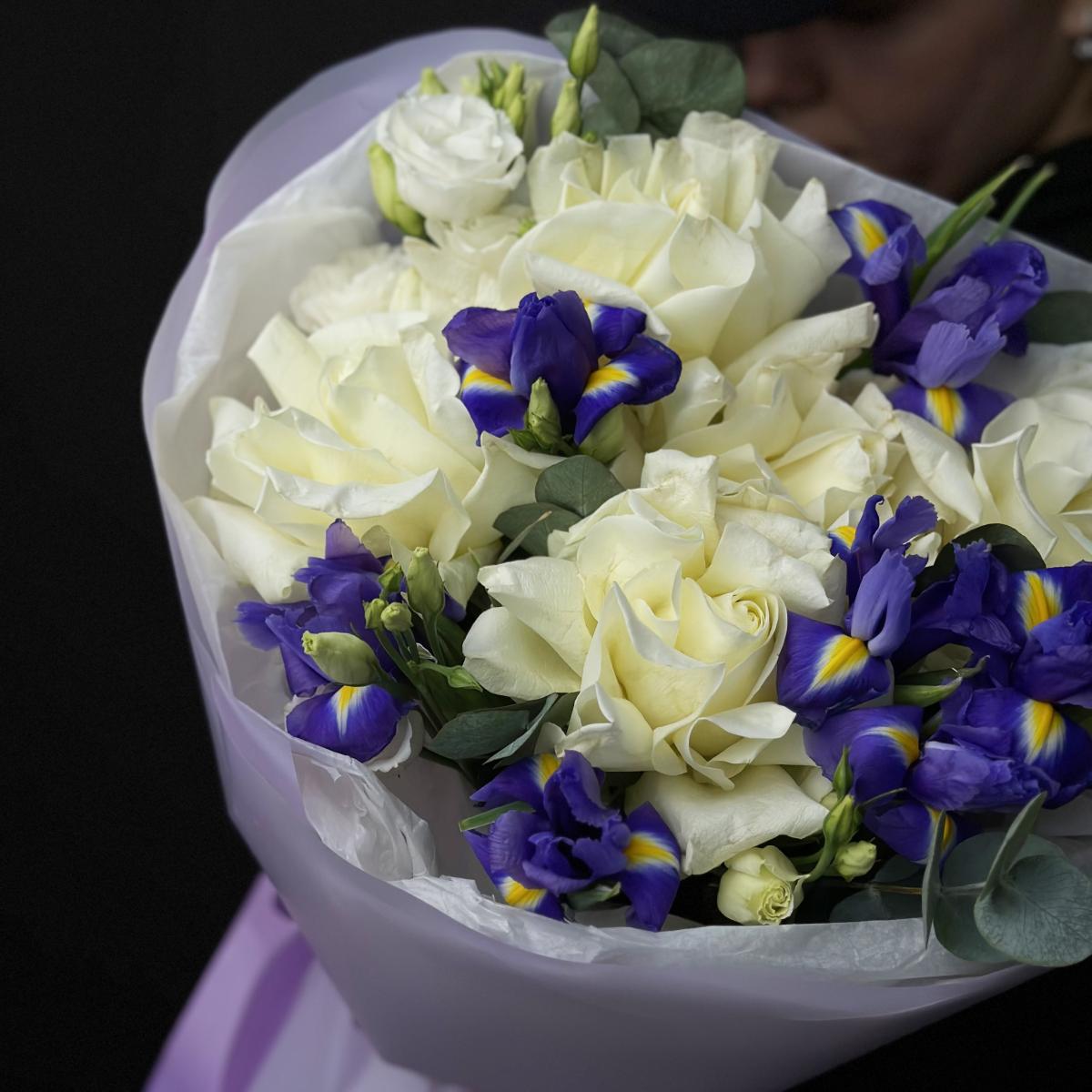 7 ирисов с розами и лизиантусами