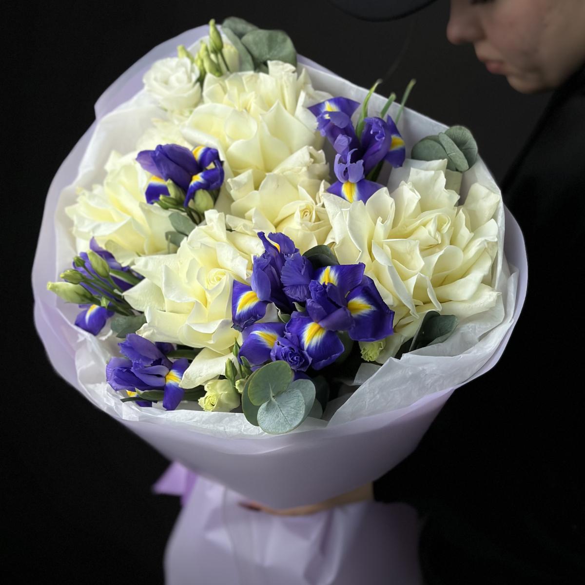 7 ирисов с розами и лизиантусами