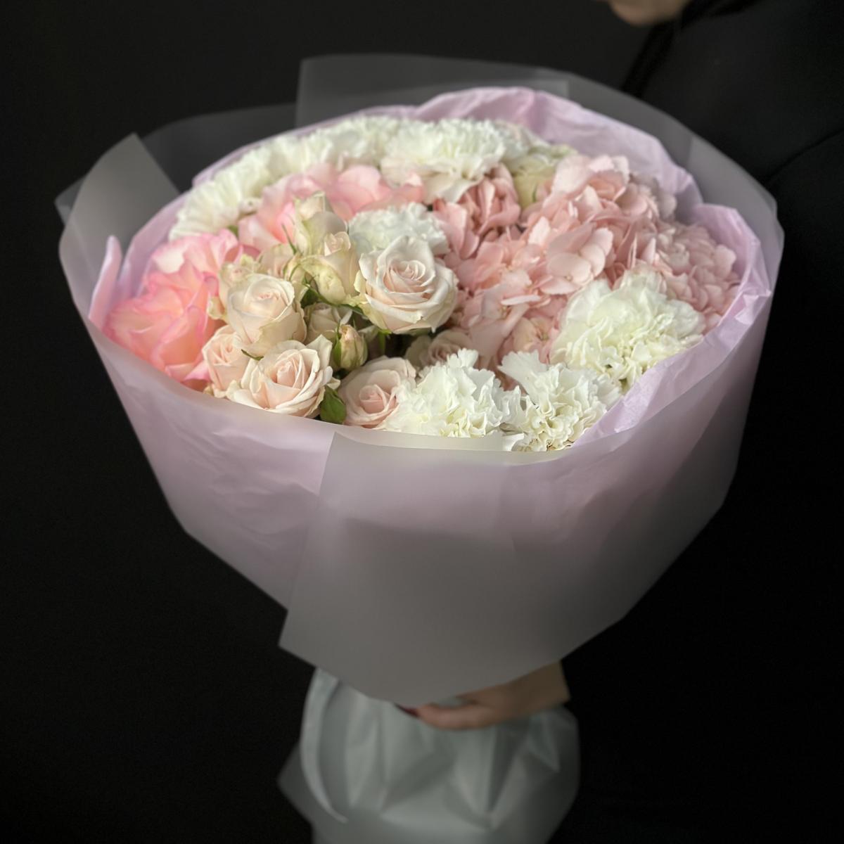 Кустовые розы с гортензией и гвоздиками