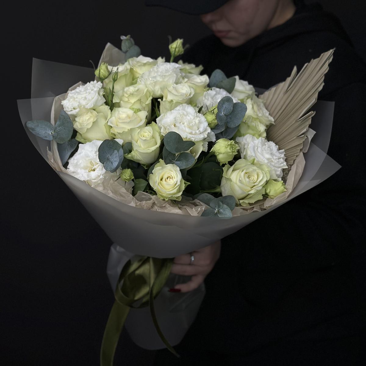 15 белых роз с лизиантусами