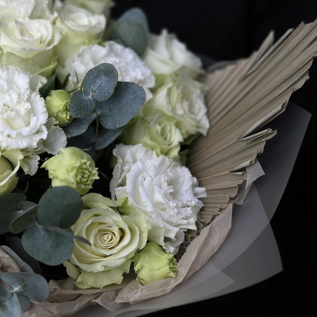 15 белых роз с лизиантусами