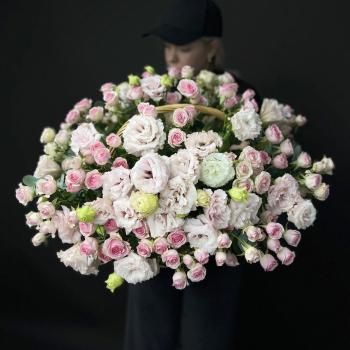 Корзина с кустовыми розами и лизиантусами