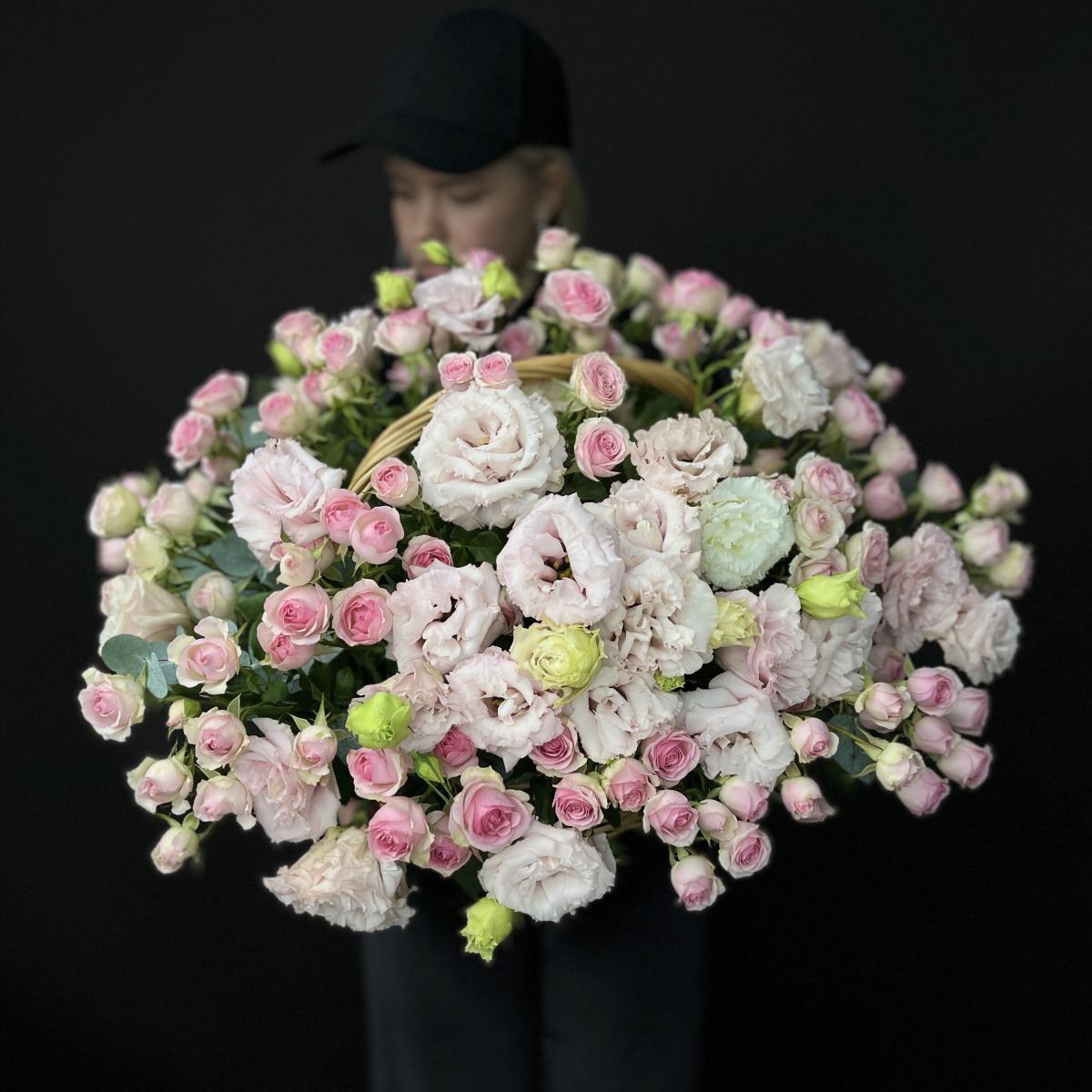 Корзина с кустовыми розами и лизиантусами