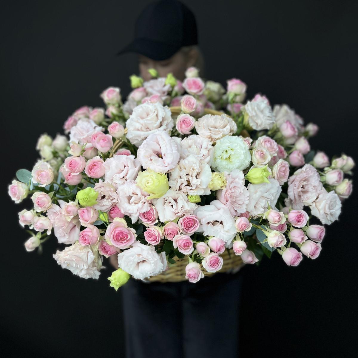 Корзина с кустовыми розами и лизиантусами