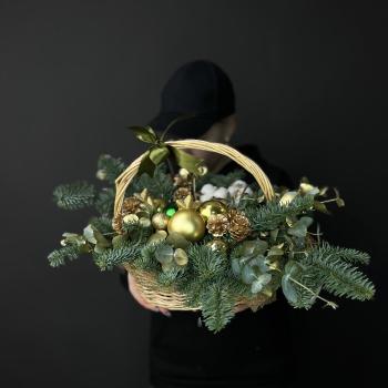 Корзина с нобилисом, сухоцветами и украшениями