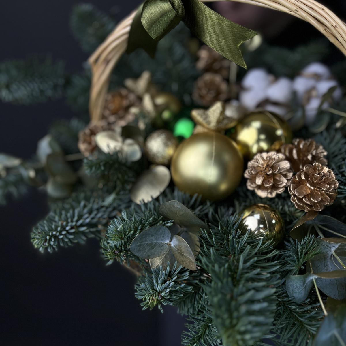 Корзина с нобилисом, сухоцветами и украшениями