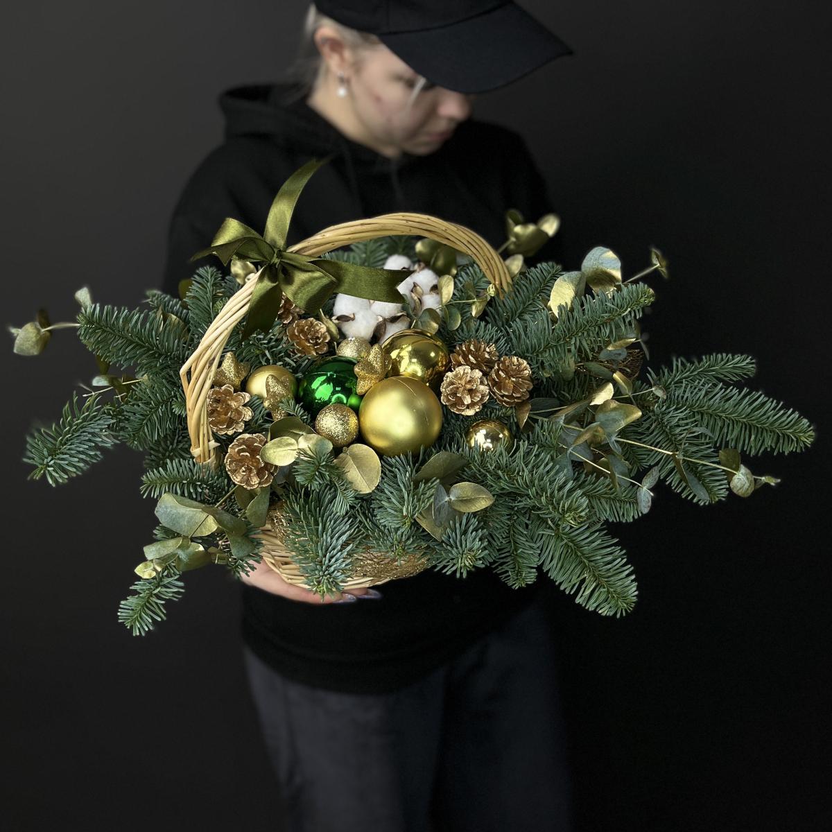 Корзина с нобилисом, сухоцветами и украшениями